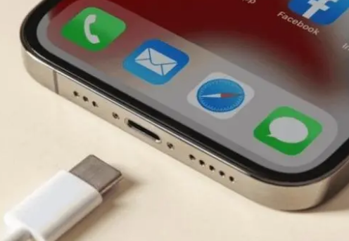 鹤城苹果15维修分享iPhone15改USB-C接口后能和安卓用户互借充电器吗 